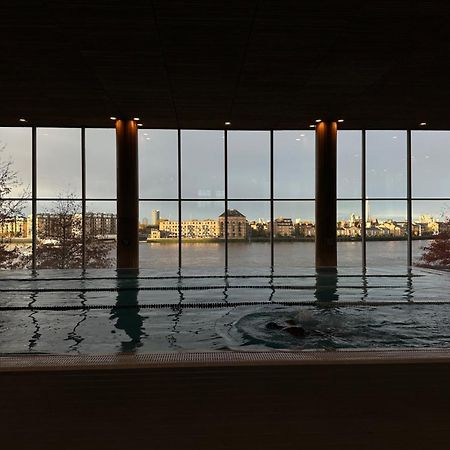 Canary Riverside Plaza Hotel Лондон Экстерьер фото View from the pool