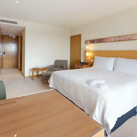 Canary Riverside Plaza Hotel Лондон Экстерьер фото A room at the hotel