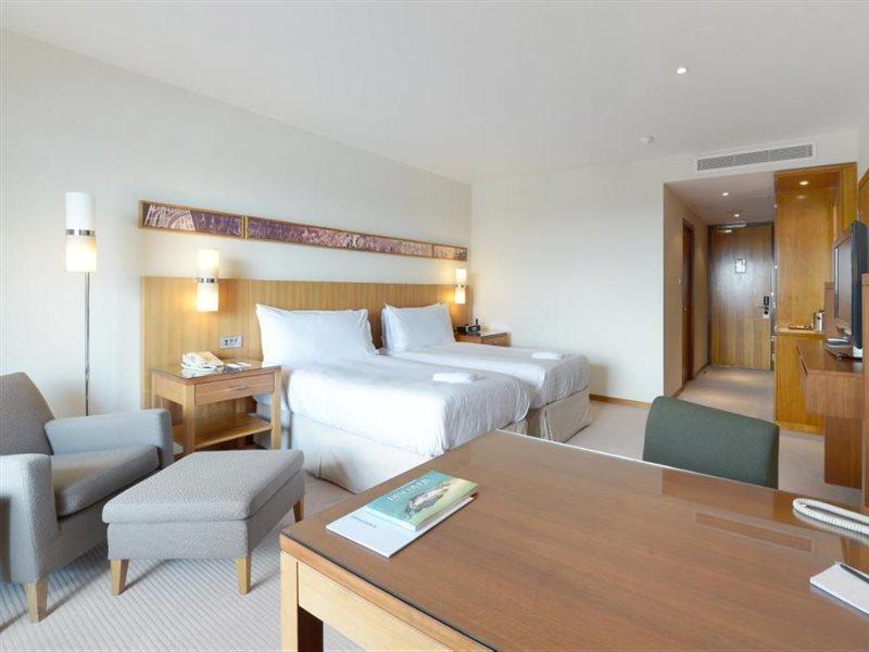 Canary Riverside Plaza Hotel Лондон Экстерьер фото A room at the hotel