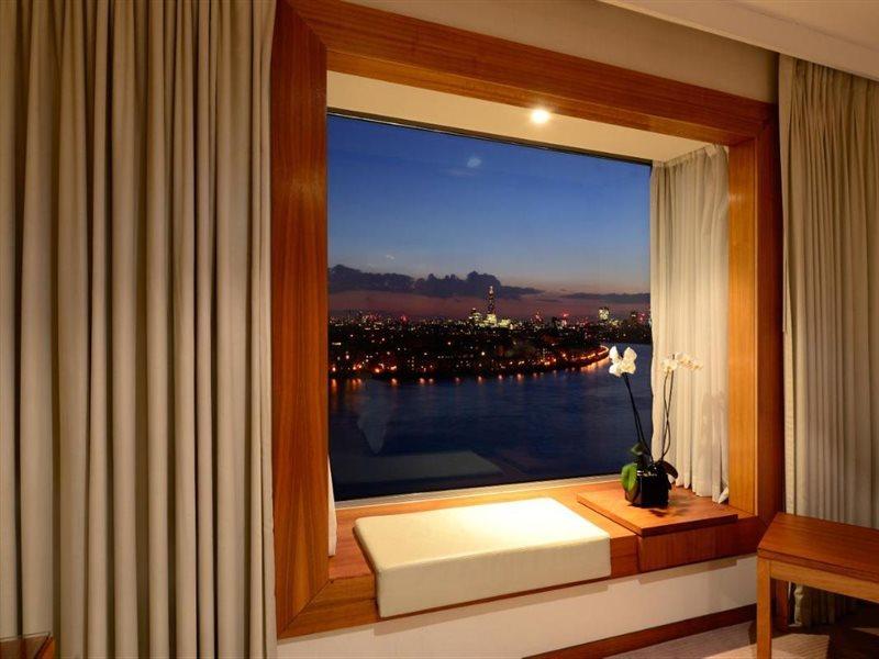 Canary Riverside Plaza Hotel Лондон Экстерьер фото View from a room at the Four Seasons Hotel