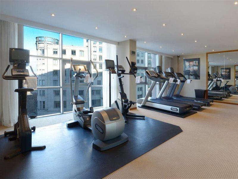 Canary Riverside Plaza Hotel Лондон Экстерьер фото The gym at the 100 Queen's Gate