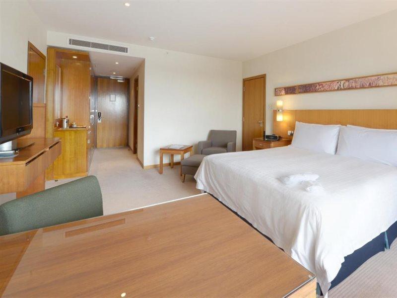 Canary Riverside Plaza Hotel Лондон Экстерьер фото A room at the hotel