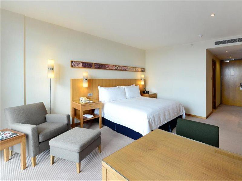 Canary Riverside Plaza Hotel Лондон Экстерьер фото A room at the hotel