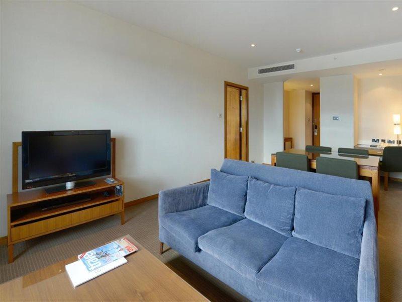 Canary Riverside Plaza Hotel Лондон Экстерьер фото A living room in a serviced apartment