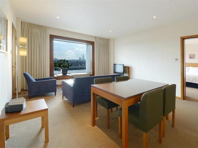Canary Riverside Plaza Hotel Лондон Экстерьер фото A suite at the Hilton London Heathrow