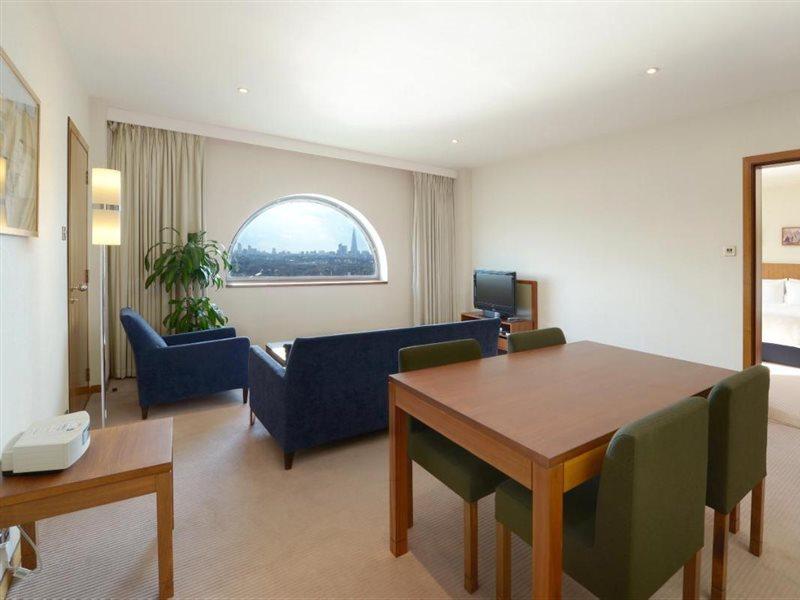 Canary Riverside Plaza Hotel Лондон Экстерьер фото A typical apartment