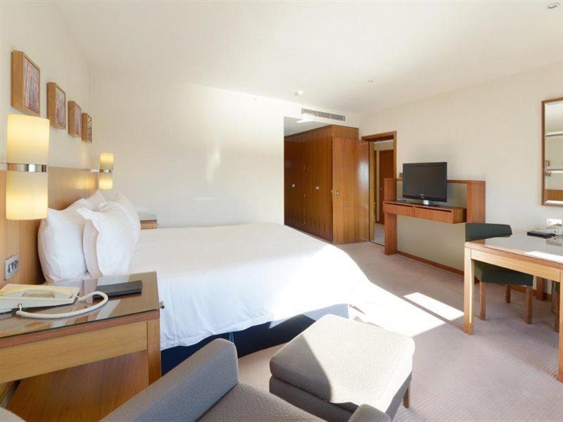 Canary Riverside Plaza Hotel Лондон Экстерьер фото A room at the hotel