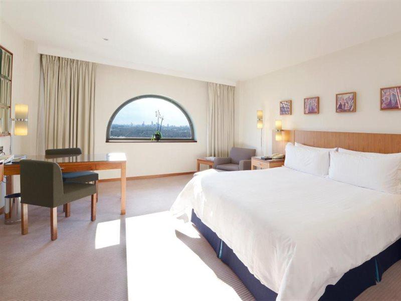 Canary Riverside Plaza Hotel Лондон Экстерьер фото A room at the hotel