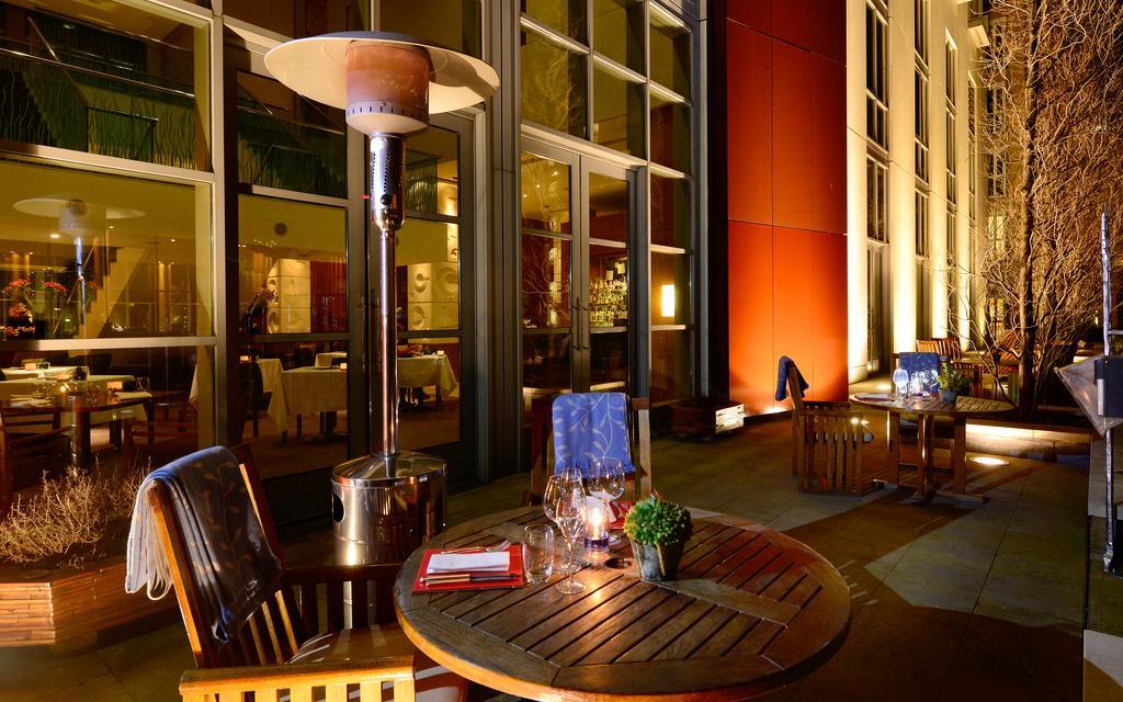 Canary Riverside Plaza Hotel Лондон Экстерьер фото Patio at the Four Seasons Hotel
