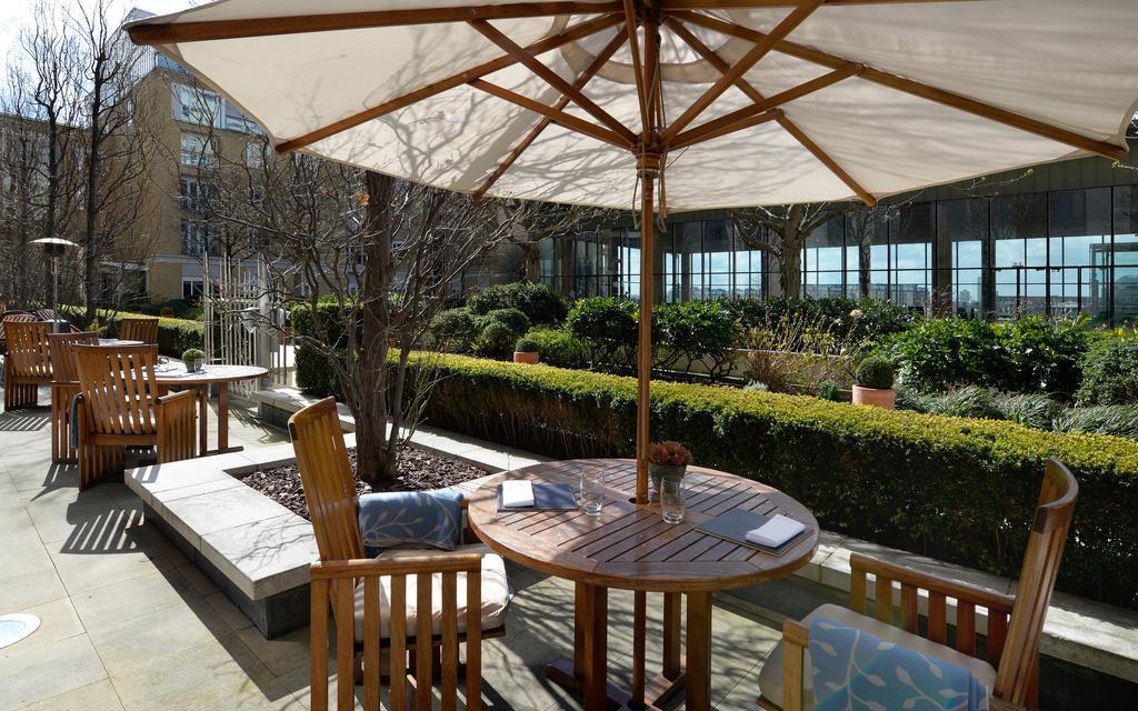 Canary Riverside Plaza Hotel Лондон Экстерьер фото The garden at the hotel