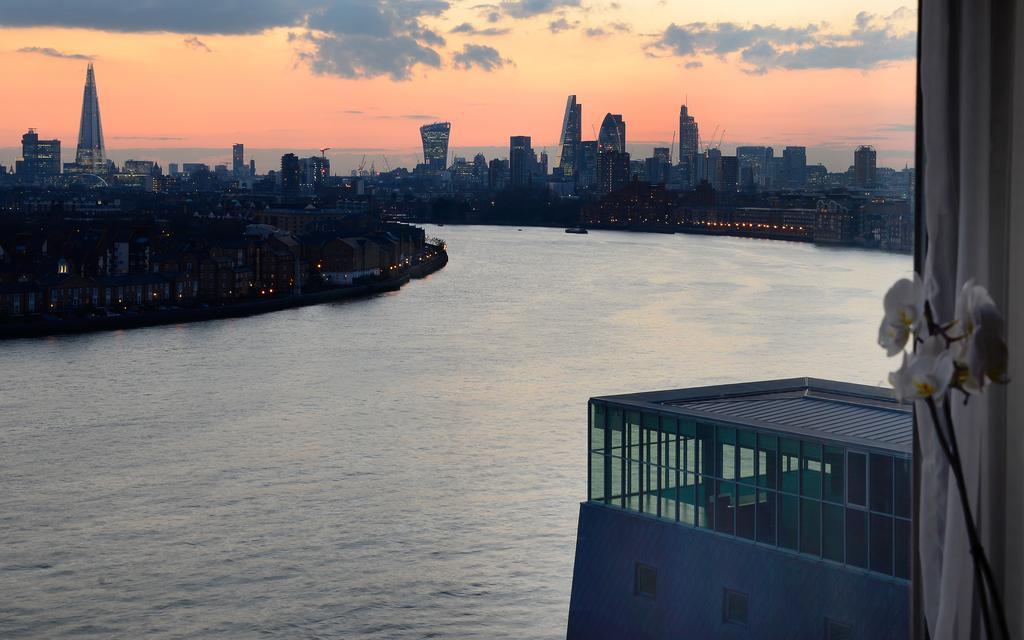 Canary Riverside Plaza Hotel Лондон Экстерьер фото View of the East River from a residential building in Long Island City
