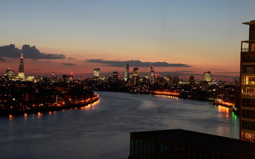Canary Riverside Plaza Hotel Лондон Экстерьер фото View of the East River from the East River Promenade