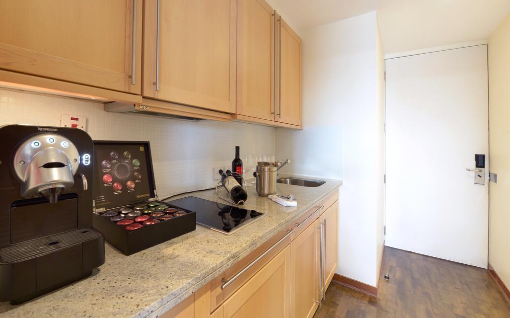Canary Riverside Plaza Hotel Лондон Экстерьер фото A typical kitchen in a student apartment