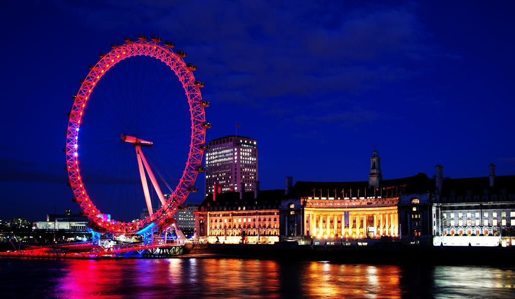 Canary Riverside Plaza Hotel Лондон Экстерьер фото The London Eye at night
