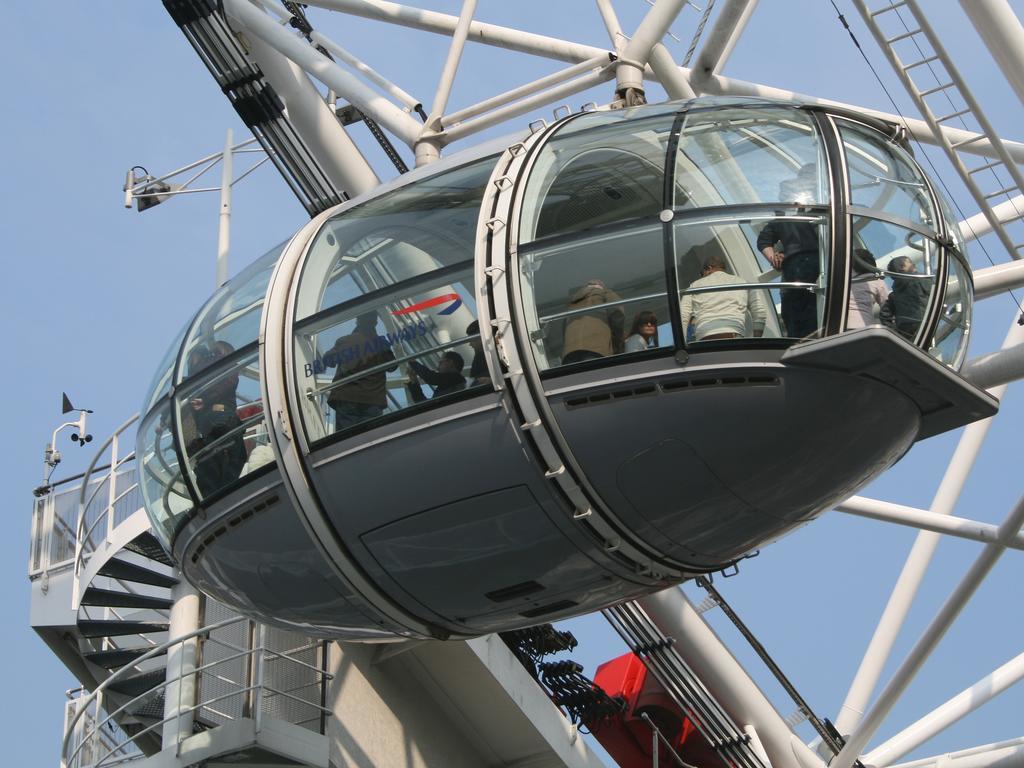 Canary Riverside Plaza Hotel Лондон Экстерьер фото A capsule of the London Eye