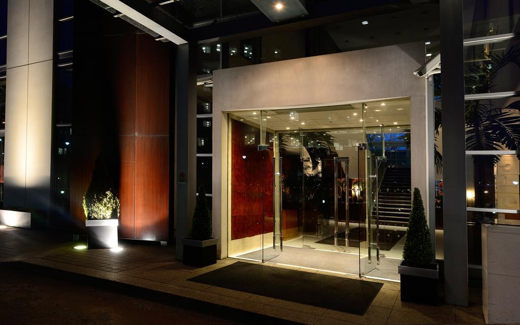 Canary Riverside Plaza Hotel Лондон Экстерьер фото Entrance to the hotel