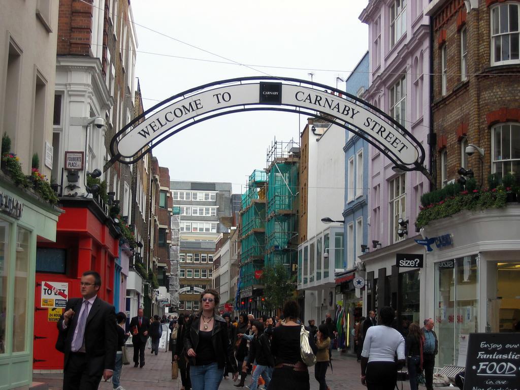 Canary Riverside Plaza Hotel Лондон Экстерьер фото The entrance to Carnaby Street