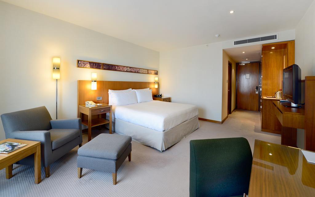 Canary Riverside Plaza Hotel Лондон Экстерьер фото A room at the hotel