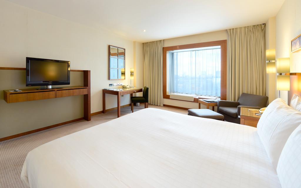 Canary Riverside Plaza Hotel Лондон Экстерьер фото A typical room at the hotel