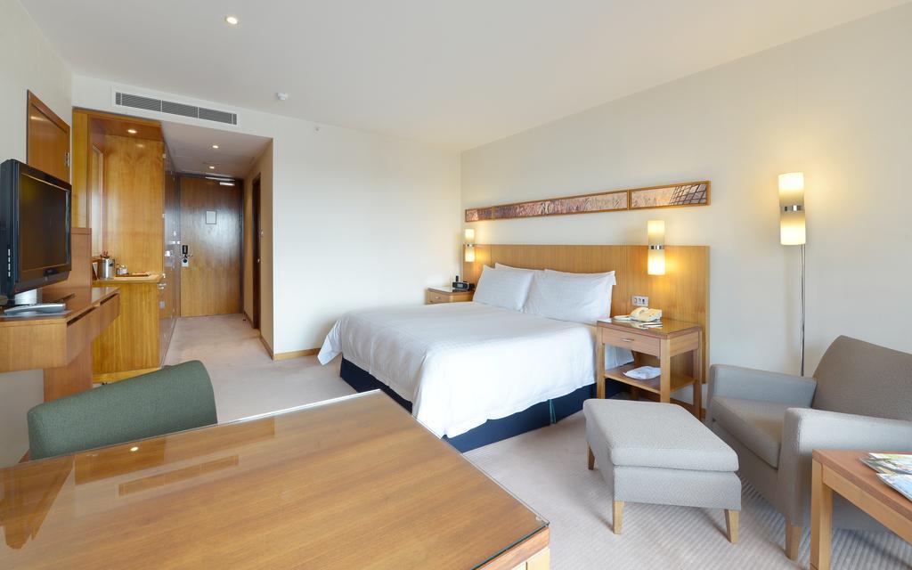 Canary Riverside Plaza Hotel Лондон Экстерьер фото A room at the hotel