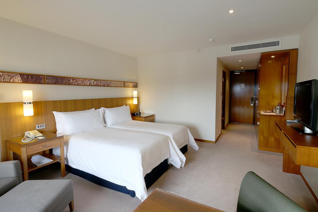 Canary Riverside Plaza Hotel Лондон Экстерьер фото A room at the hotel