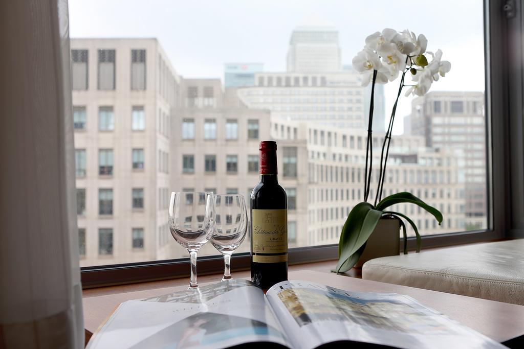 Canary Riverside Plaza Hotel Лондон Экстерьер фото A view from a suite at the Mandarin Oriental, New York