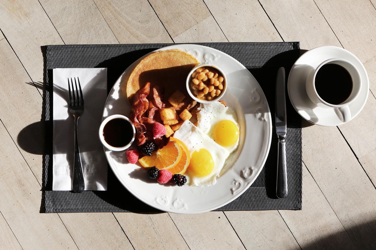 Canary Riverside Plaza Hotel Лондон Экстерьер фото A typical American breakfast