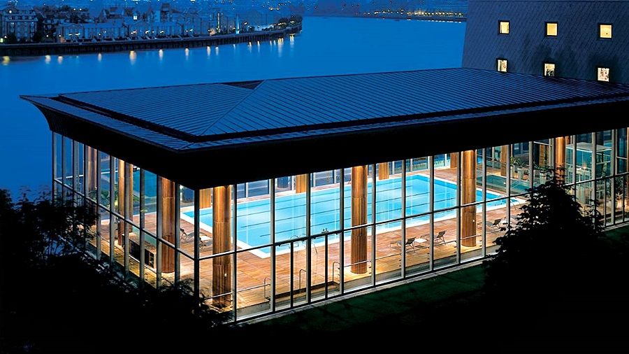 Canary Riverside Plaza Hotel Лондон Экстерьер фото The swimming pool at the hotel