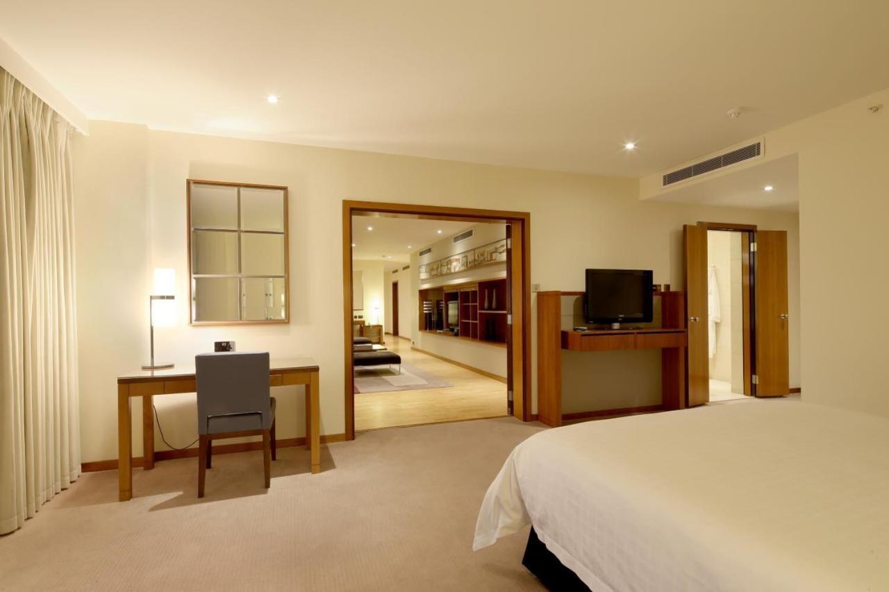 Canary Riverside Plaza Hotel Лондон Экстерьер фото A suite at the Conrad Dubai
