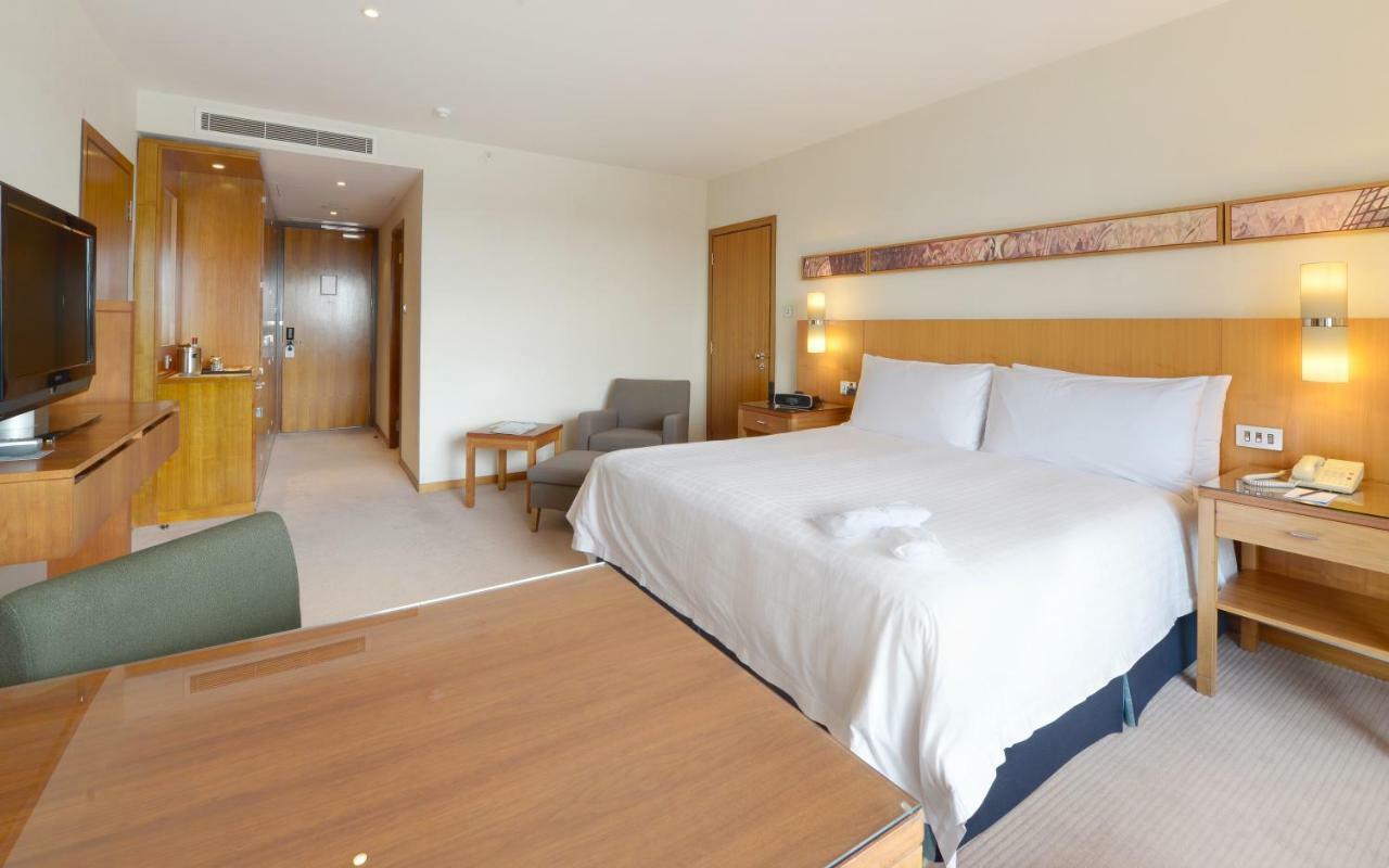 Canary Riverside Plaza Hotel Лондон Экстерьер фото A room at the hotel
